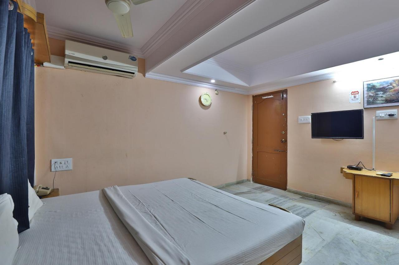 Spot On Hotel Decent อานันด์ ภายนอก รูปภาพ
