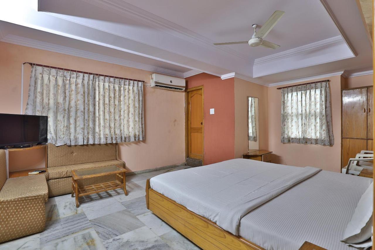 Spot On Hotel Decent อานันด์ ภายนอก รูปภาพ