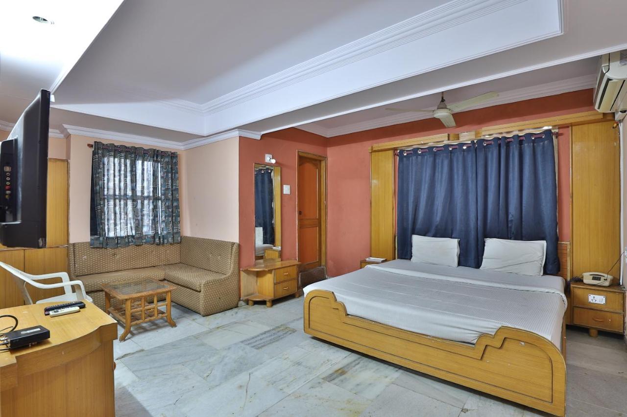 Spot On Hotel Decent อานันด์ ภายนอก รูปภาพ