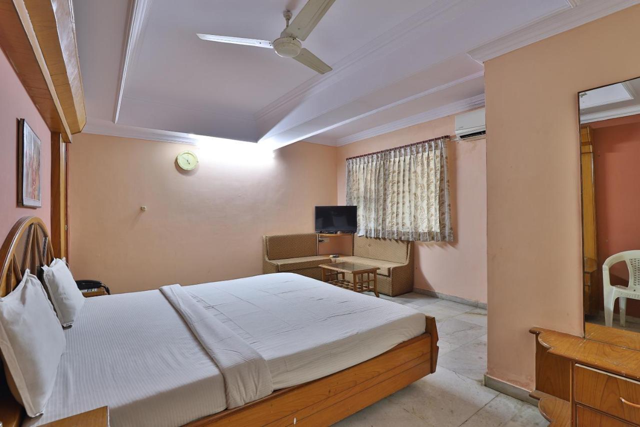 Spot On Hotel Decent อานันด์ ภายนอก รูปภาพ