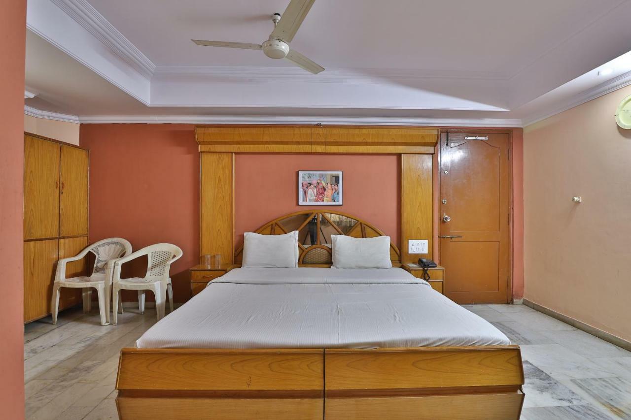 Spot On Hotel Decent อานันด์ ภายนอก รูปภาพ